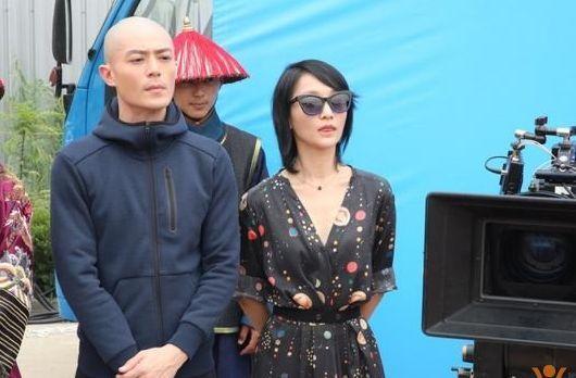 娱乐圈近2天最新爆料,明星恋情曝光,幕后黑手浮出水面! 第2张 娱乐圈近2天最新爆料,明星恋情曝光,幕后黑手浮出水面! 第2张