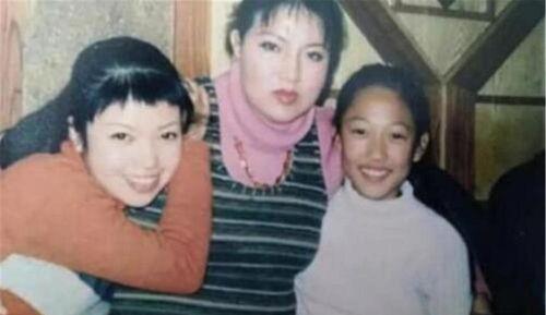 成龙女儿被亲妈爆料视频,揭秘娱乐圈背后的真相  第2张